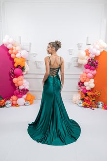 green satin fitted prom gown, photo 2